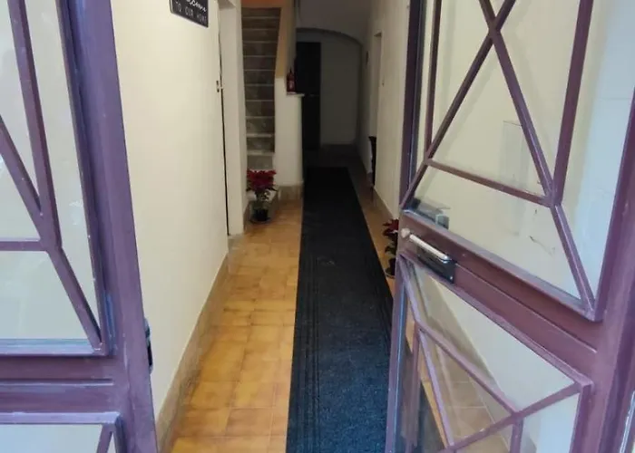 Independent Int-d With Bathroom And Break Corner