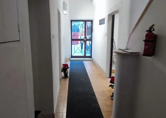 Independent Int-d With Bathroom And Break Corner *